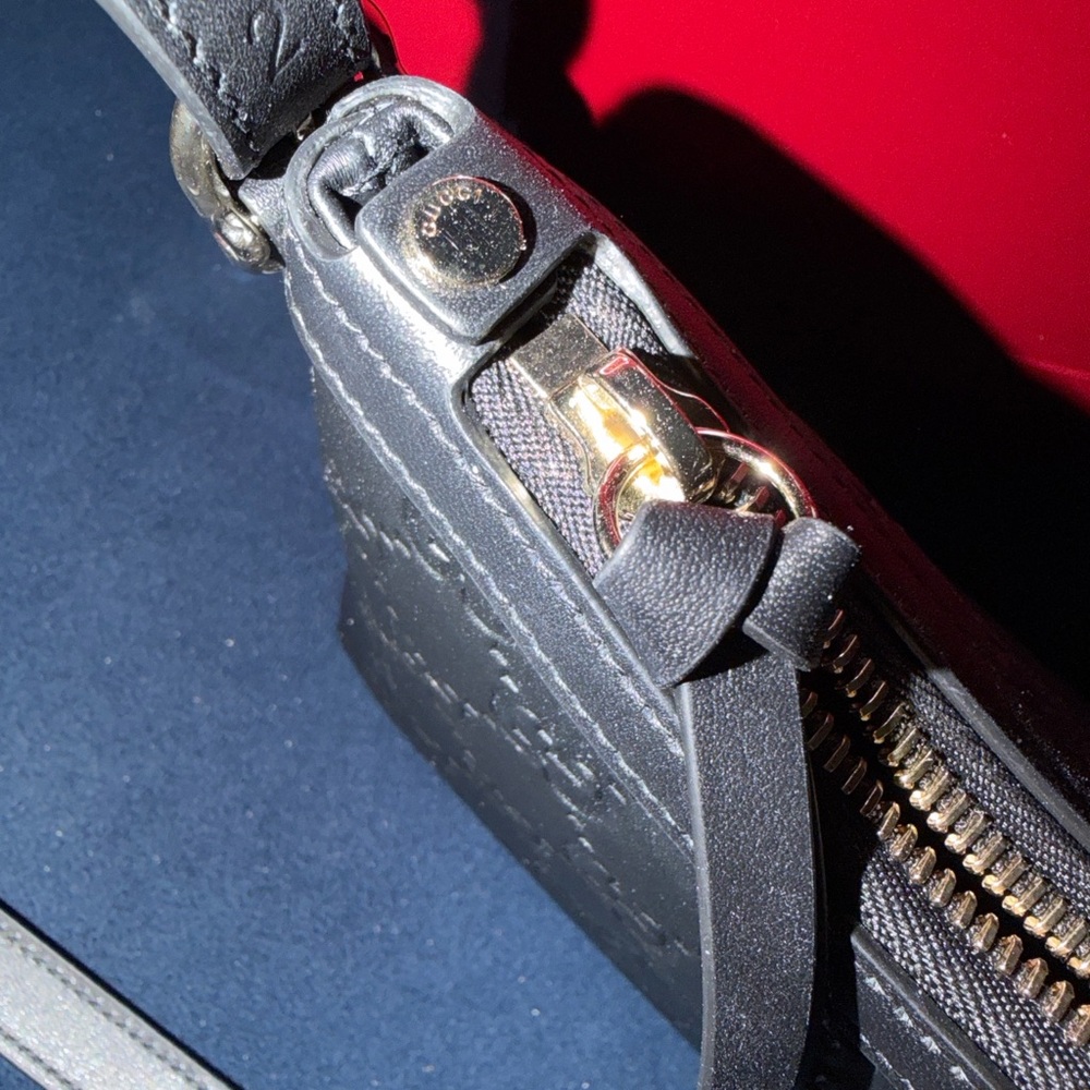 GUCCI GG Emblem small shoulder bag, Black embossed leather - Picture 3 of 16